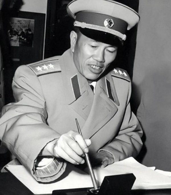 西安高新配资 邓华转业到四川任副省长时，为何能随身佩戴两支手枪？谢秘书揭秘